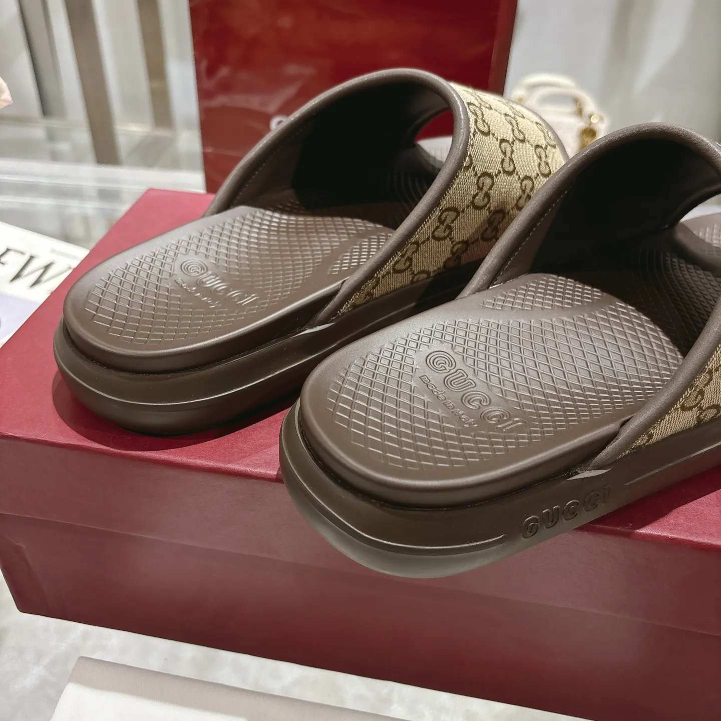 p400🐮🐮New summer men's slip-on slippers. Inspired by the summer spirit and beach clubs of the Italian coast, this piece is part of Gucci Lido. The Pre-Fall collection reinterprets the brand's signature elements and sophisticated patterns in a contemporary way. Made from black rubber, these flat sandals feature a slip-on design that reinterprets the brand's distinctive green and red web design. GG Classic Upper Men's Molded Rubber Footbed Gucci Logo Flat Made in Italy Size: Men's 40 to 47,